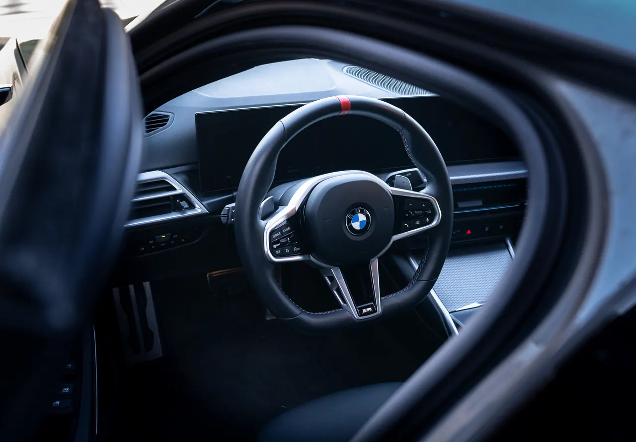 Detal kierownicy M z logo BMW — przykład kadru detalicznego